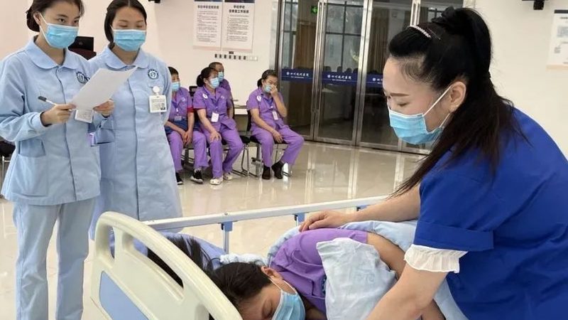 失能老人护理：专业护理与养老院之别